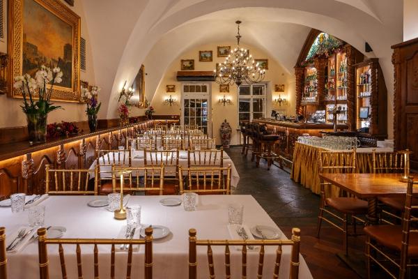 Pohled na prostřené stoly a bar, Jilská Palace Hall, Praha centrum